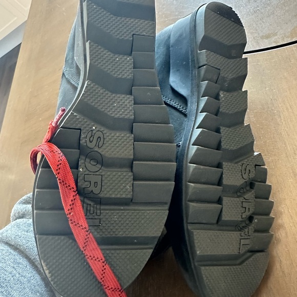 Size 8 Sorel shoes. Worn 2-3 times max. - Picture 3 of 3